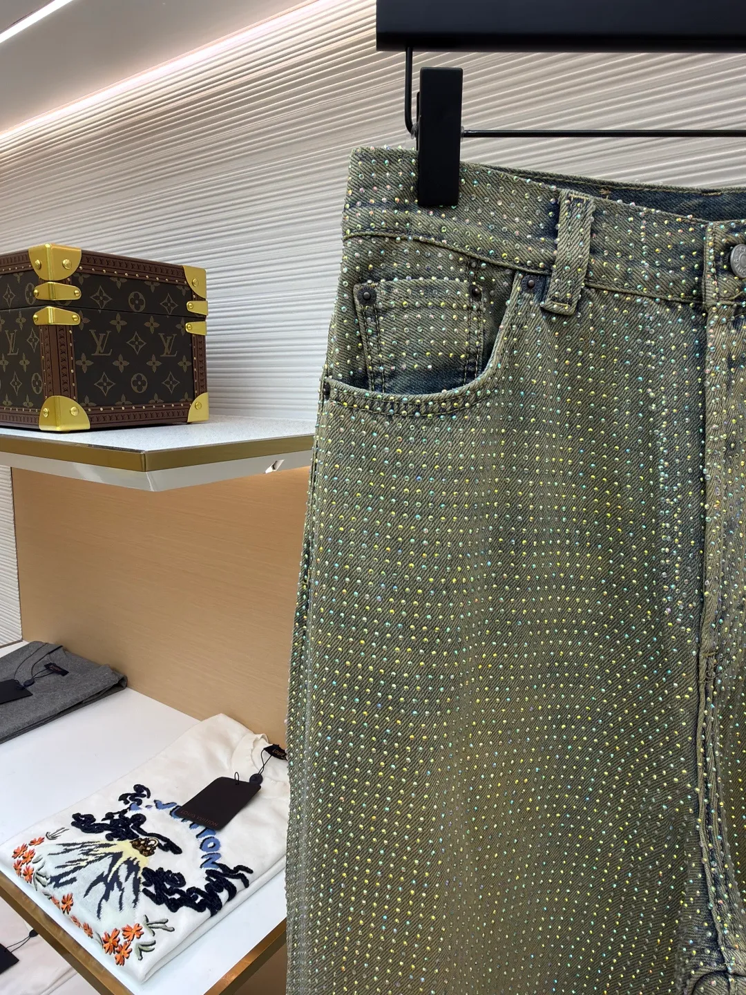 Acne Studios Year of the Snake limited edition full-diamond jeans ●Item number: 1681289-B45 ●Material: denim fabric ●Technology: hot-drilled production ●Color: olive green ●Version: loose fit ●Weight: about 1060 grams ●Size: XS-S-M-L-XL-XXL ●Description: Fabric treatment: Made of denim fabric, after washing process, it presents a unique olive green tone and distressed texture, making the pants more retro style. Cutting and sewing: Cut with a straight version and spliced ​​with a professional sewing machine. Key parts such as the crotch are reinforced with double-thread seams to ensure a solid structure. Diamond jewelry selection: Choose exquisite rhinestones and arrange them through designs to create a full-diamond effect, enhancing the visual magnificence. Fixing process: Using ultrasonic machine high-temperature hot-drilling process, with precise temperature control, the rhinestones are firmly attached to the denim fabric, ensuring that they will not fall off easily after machine washing. The overall wiring is straight and delicate, the fabric is comfortable and soft, and the color is consistent without color difference. It can be matched with the same style to create a fashionable look and control various occasions. Customized accessories, complete with three standards, same style for men and women!